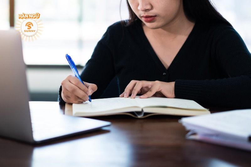 Tổng hợp đề thi viết TOPIK II và hướng dẫn cách làm hiệu quả